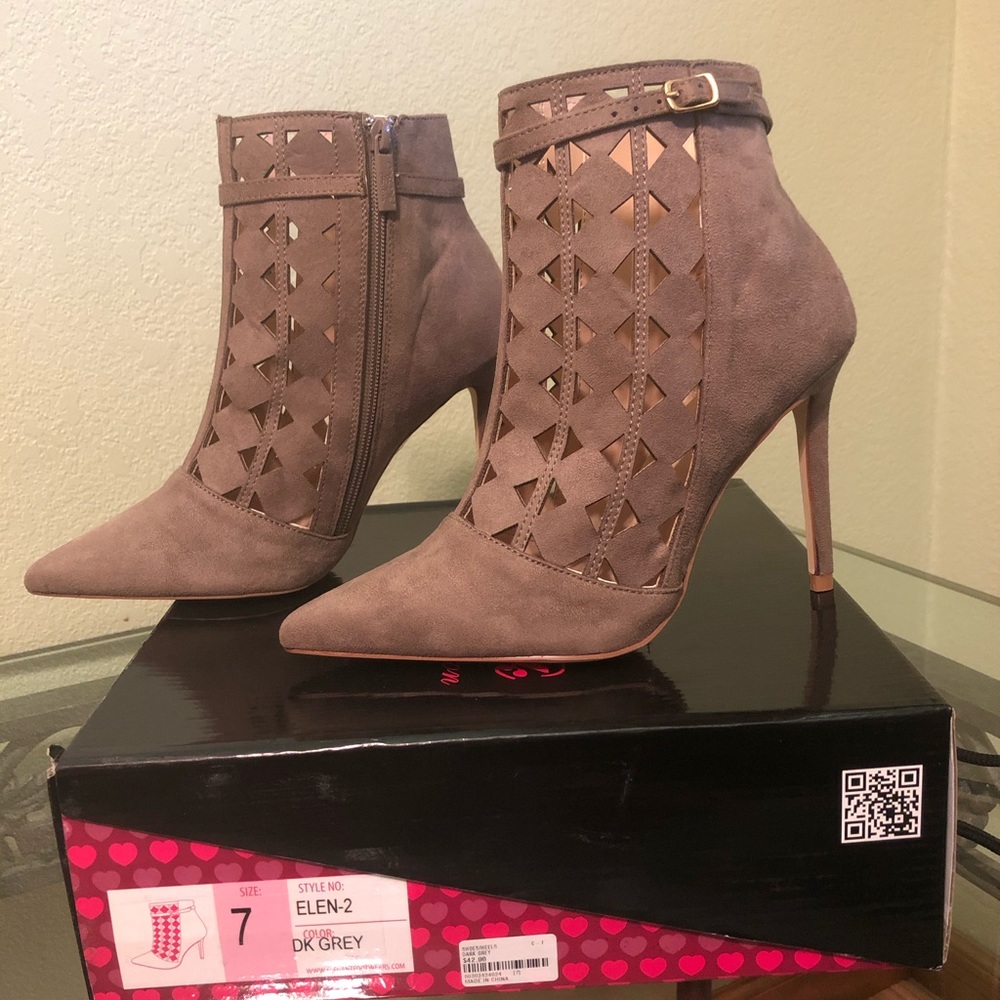 **Cute dark grey/taupe booties**